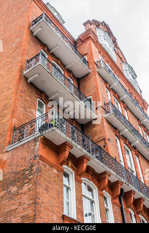 La facciata della molto costosa, era vittoriana, neo-fiamminga stile architettonico, Albert Hall palazzi. Kensington Gore, Londra SW7, Inghilterra, Regno Unito. Foto Stock