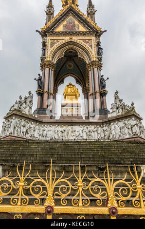 Sul lato nord dell'Albert Memorial - un raffinato monumento che commemora la morte del principe Alberto nel 1861. I giardini di Kensington, London W2, Inghilterra, Regno Unito. Foto Stock