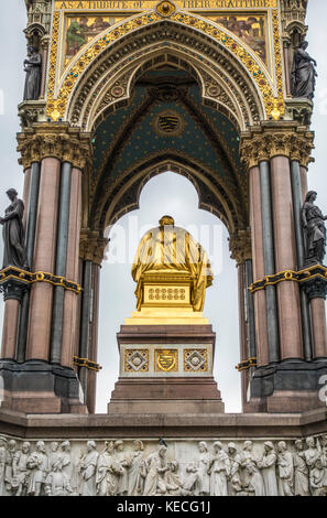 Sul lato nord dell'Albert Memorial - un raffinato monumento che commemora la morte del principe Alberto nel 1861. I giardini di Kensington, London W2, Inghilterra, Regno Unito. Foto Stock