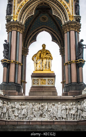 Il lato sud dell'Albert Memorial - un raffinato monumento che commemora la morte del principe Alberto nel 1861. I giardini di Kensington, London W2, Inghilterra, Regno Unito. Foto Stock