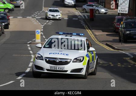 Un West Midlands polizia risposta di emergenza auto, di rispondere a un chiamata 999, vicino al centro della città di Birmingham, UK, nel 2017. Foto Stock