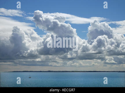 Cumuli su Belfast Lough e la contea di Down Coast Foto Stock