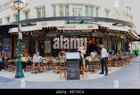 Un tradizionale ristorante francese le Compas in via Montorgueil a Parigi. I parigini e i turisti godono di cibo e bevande sulla terrazza durante la giornata estiva. Foto Stock