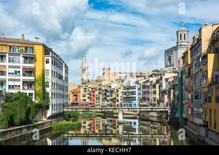 Case residenziali lungo il fiume Onyar con una vista delle attrazioni nella città di Girona (Spagna Catalogna) Foto Stock