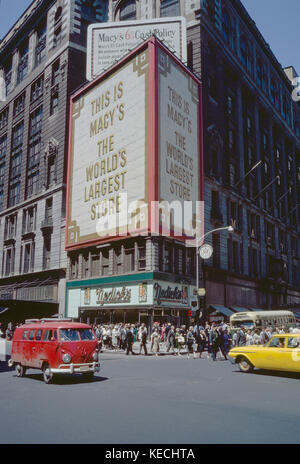 Macy's Department Store, Street Scene, New York City, New York, USA, agosto 1961 Foto Stock