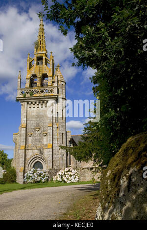 Il singolare campanile di una chiesa a St-Connan, Côtes-d'Armor Bretagna, Francia Foto Stock