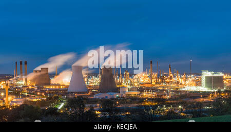 Vista della raffineria di Grangemouth azionato da INEOS sul fiume Forth in Scozia, Regno Unito Foto Stock