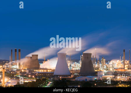 Vista della raffineria di Grangemouth azionato da INEOS sul fiume Forth in Scozia, Regno Unito Foto Stock