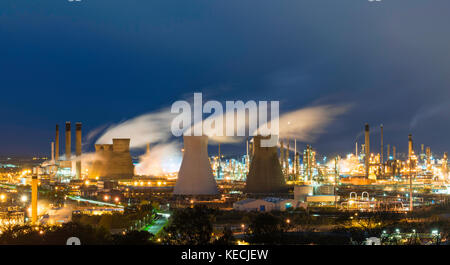 Vista della raffineria di Grangemouth azionato da INEOS sul fiume Forth in Scozia, Regno Unito Foto Stock