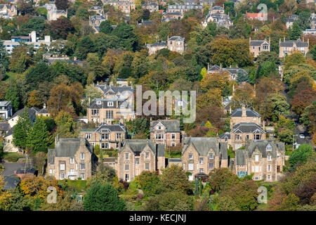 Vista di grandi ville indipendenti nel quartiere Grange da Blackford Hill a Edimburgo, Scozia, Regno Unito. Foto Stock