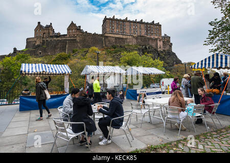 Vista del mercato Agricolo Weekend a piedi del Castello di Edimburgo in Scozia , Regno Unito. Foto Stock