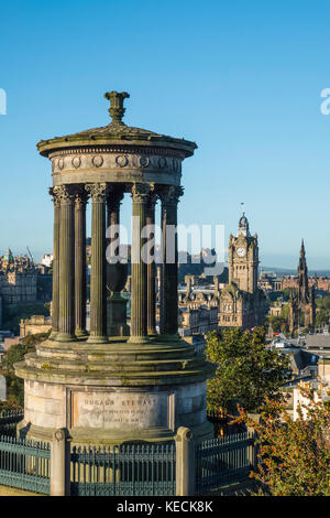Monumento Dugald Stewart e skyline di Edimburgo da Calton Hill al sole della mattina presto, Scozia, Regno Unito. Foto Stock