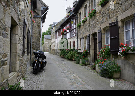 Rue Saint-Yves, Tréguier, Côtes-d'Armor Bretagna, Francia: piuttosto vecchie case in un vicolo che conduce alla piazza centrale Foto Stock