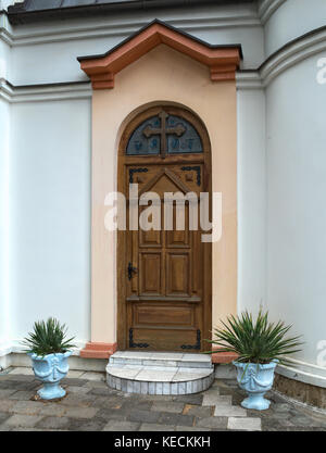 Decorate in legno porta anteriore della chiesa in Serbia Foto Stock