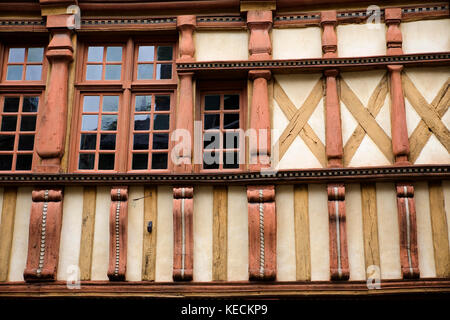 Casa con travi in legno, Maison d'Ernest Renan, Rue Ernest Renan, Tréguier, Côtes-d'Armor, Bretagna, Francia Foto Stock