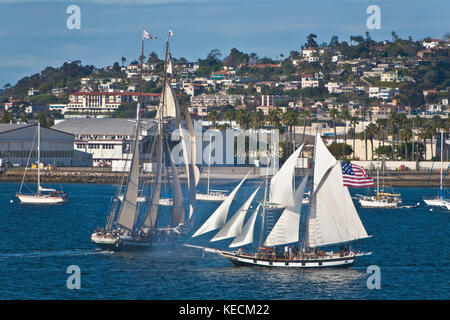 Tall veliero anazing grazia a pieno la vela sulla baia di san diego, ca usa. Amazing Grace è un 83' topsail schooner basata al di fuori del Gig Harbor, Washington Foto Stock