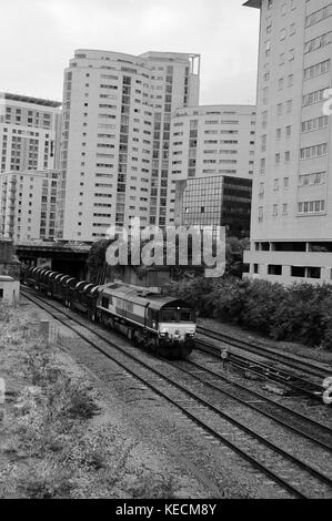 66186 capi un treno di acciaio verso est lungo la linea di sfiato. Cardiff. Foto Stock