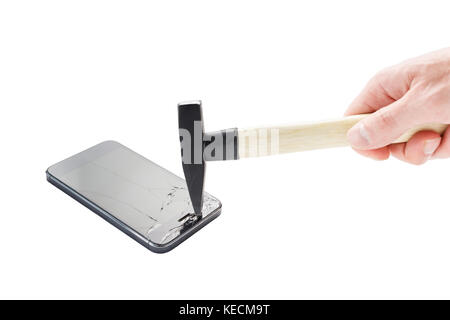 Mano maschio si rompe uno smartphone con un martello contro uno sfondo bianco Foto Stock