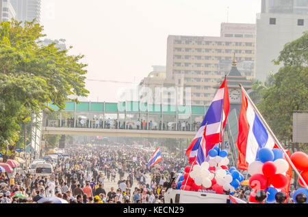 Thailandia proteste. Camicie rosse vs. magliette di colore giallo Foto Stock