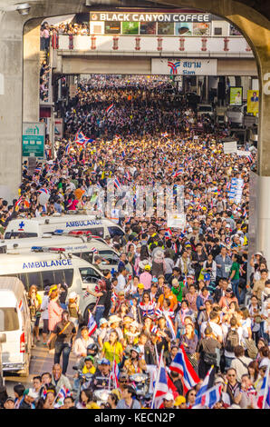 Thailandia proteste. Camicie rosse vs. magliette di colore giallo Foto Stock