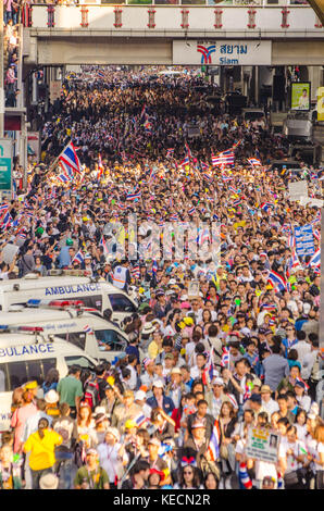 Thailandia proteste. Camicie rosse vs. magliette di colore giallo Foto Stock