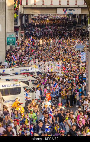 Thailandia proteste. Camicie rosse vs. magliette di colore giallo Foto Stock