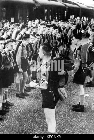 Membri della Gioventù hitleriana (HJ) durante il regime nazista. Dal 1939 l'adesione alla Gioventù hitleriana era obbligatoria per tutti i bambini dai 10 ai 18 anni. | utilizzo in tutto il mondo Foto Stock