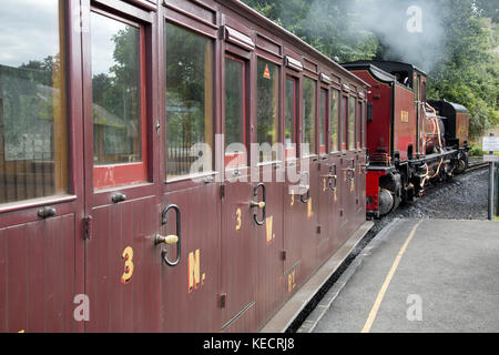 Treno a vapore a Caernarfon su festinioc e welsh highland railway; wales, Regno Unito Foto Stock