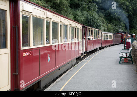 Treno a vapore a Caernarfon su festinioc e welsh highland railway; Galles; Regno Unito Foto Stock