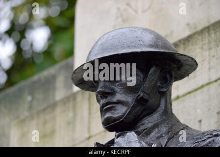 Statua in bronzo del soldato dell'esercito britannico sul Royal Artillery Memorial, Hyde Park Corner, Londra. Pioggia che gocciola dal casco Foto Stock
