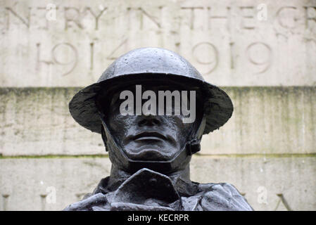 Bronzo esercito britannico soldato statua sulla Royal Artillery Memorial Hyde Park Corner, Londra. Gocciolamento di pioggia dal casco. Spazio per la copia Foto Stock