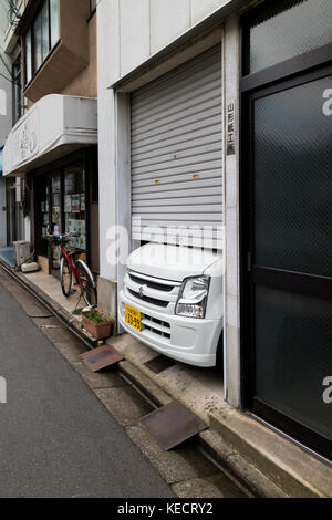 Kyoto, Giappone - 23 maggio 2017: vettura giapponese non montare nel piccolo garage in strada in kyoto Foto Stock