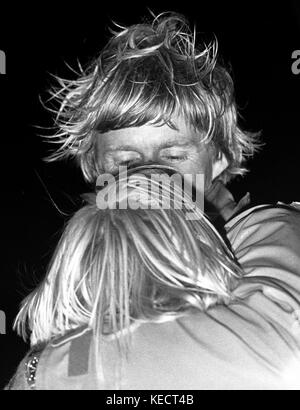 AJAXNETPHOTO. 3OTH MARZO 1982. GOSPORT, INGHILTERRA. - FINE GARA WHITBREAD - CERAMCO N.Z. LO SKIPPER PETER BLAKE SALUTA SUA MOGLIE PIPPA MENTRE LO YACHT HA TERMINATO LA TAPPA FINALE DELLA GARA. PHOTO:JONATHAN EASTLAND/AJAX REF:820304 8A Foto Stock