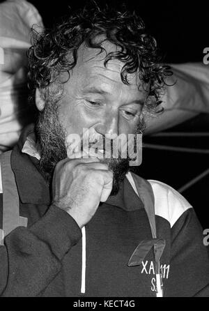 AJAXNETPHOTO. - 7 APRILE 1982. GOSPORT, INGHILTERRA. - TERMINA LA GARA - PETER KUTTEL, SKIPPER DELLO YACHT XARGO III CHE HA TERMINATO L'ULTIMA TAPPA DELLA GARA NELLE PRIME ORE DEL MATTINO. PHOTO:JONATHAN EASTLAND/AJAX REF:8207041 3A Foto Stock