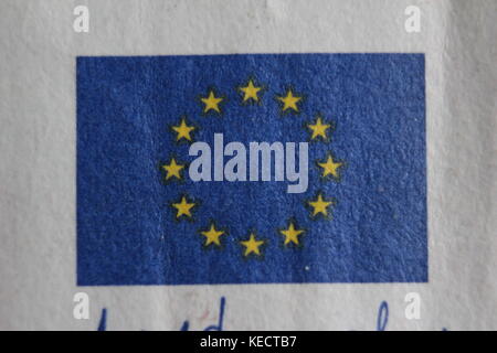 Primo piano di una banconota da 10 euro in carta con logo bandiera europea Foto Stock