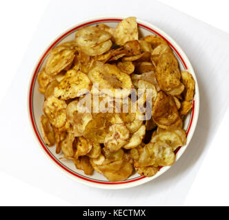 Ciotola di appena cotti banana chips pronto per servire. Foto Stock