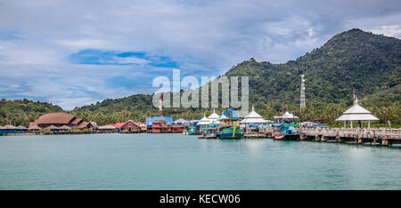 Thailandia, Trat Provincia, Koh Chang isola nel Golfo della Tailandia, Bangbao villaggio di pescatori e pier Foto Stock