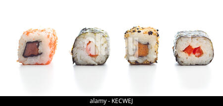 I sushi giapponesi i rotoli isolati su sfondo bianco. Foto Stock