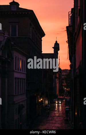 Un vibrante al tramonto e una finestra illuminata in via Giulia, roma, Italia Foto Stock