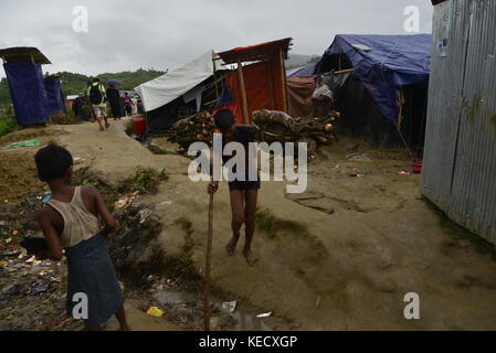 Un bambino rohingya porta legna da ardere al unchiprang campo di fortuna in Cox bazar, Bangladesh, il 07 ottobre 2017. Secondo le Nazioni Unite Foto Stock