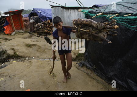 Un bambino rohingya porta legna da ardere al unchiprang campo di fortuna in Cox bazar, Bangladesh, il 07 ottobre 2017. Secondo le Nazioni Unite Foto Stock