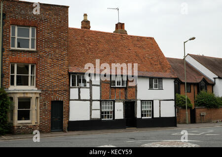 Giugno 2017 - Negozi, negozi e banche nella vecchia città inglese di Thame, in Oxfordshire. Inghilterra Foto Stock