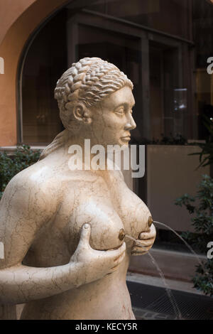 Vista la fontana delle tette nel centro di Treviso, Veneto Foto Stock