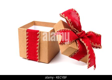 Aperto brown box regalo avvolto con rustici arco rosso e nastro isolato su bianco Foto Stock