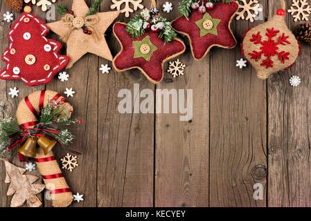 Rustico angolo di natale confine con tela e ornamenti di stoffa su un vecchio Sfondo legno Foto Stock