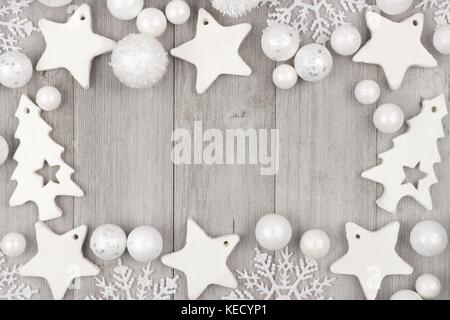 Oggetti decorativi natalizi su sfondo grigio con spazio al centro dell'immagine  per scrivere il testo. Palle, Casa, Stella, albero, Noel Foto stock - Alamy