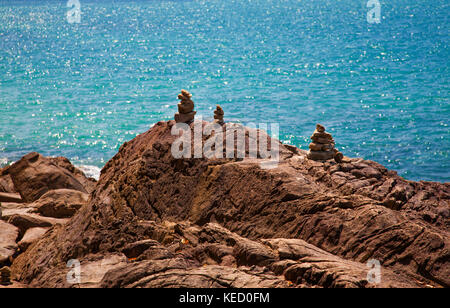 Pila di pietre sulla spiaggia, sul mare delle Andamane, Khao Lak, Thailandia. Foto Stock