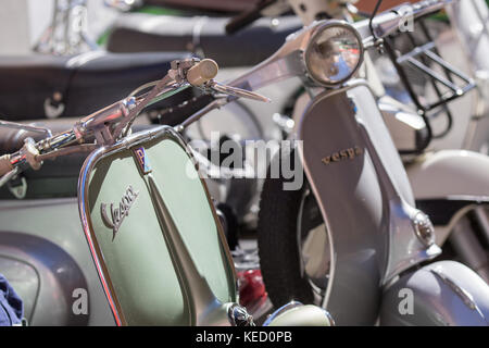 Cassano Magnago, Italia - 8 ottobre 2017: La serie di scooter Vespa schiera Foto Stock