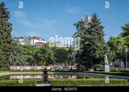 Madrid, Spagna - 15 Ottobre 2017: Giardini Sabatini e il Palazzo Reale di Madrid. I Giardini Sabatini fanno parte del Palazzo Reale di Madrid in Spagna . Foto Stock