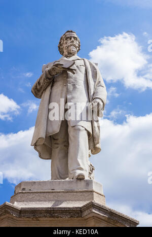 Verona, Italia - 25 maggio 2017: monumento di Aleardo Aleardi, poeta, uomo politico e patriota del Risorgimento italiano, appartenenti alla corrente di romana Foto Stock